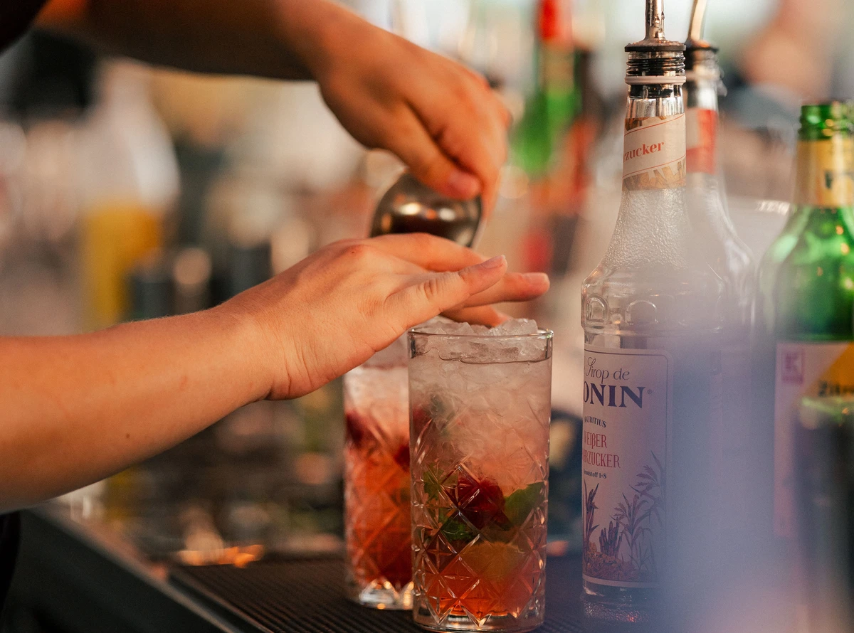 Unser erfahrenes Bar-Team zaubert köstliche Cocktails für dich.